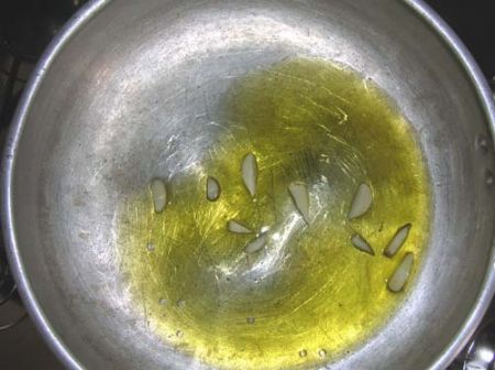 scaldate l’olio con l’aglio