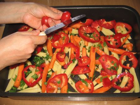 pomodori in teglia con peperoni carote e patate