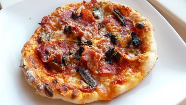 pizza-salsiccia-salame-prosciutto-funghi