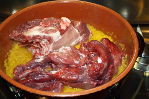 carne di vitellone e di maiale nella pentola del soffritto