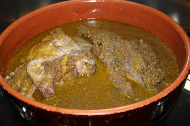 brodo con la carne per il ripieno degli agnolotti