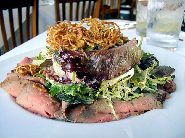 roast beef con insalata e rosti di cipolle