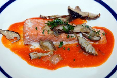 salmone alla canadese con funghi pomodori e cipolline