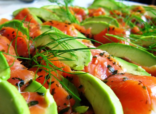 salmone avocado aneto