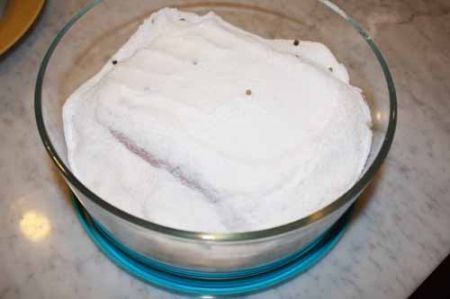 ricoprite il salmone con la miscela sale e zucchero