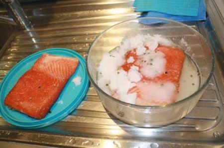salmone alla fine della marinatura
