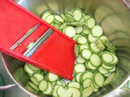 Tagliate le zucchine