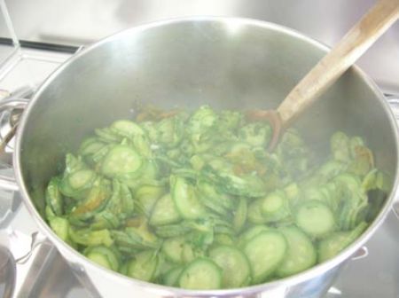 Aggiungete il prezzemolo e aglio alle zucchine