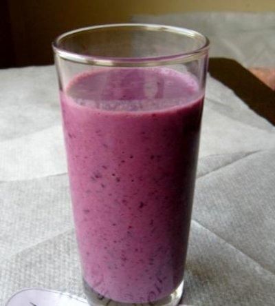 smoothies viola con banane e mirtilli