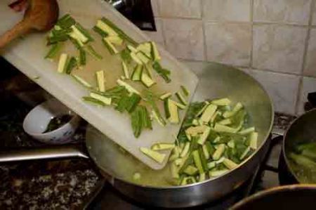 spaghetti alla chitarra con zucchine e asparagi