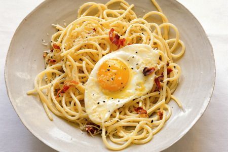 spaghetti con uovo fritto