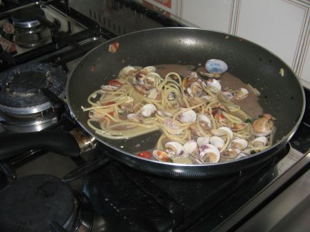 spaghetti mescolati alle vongole