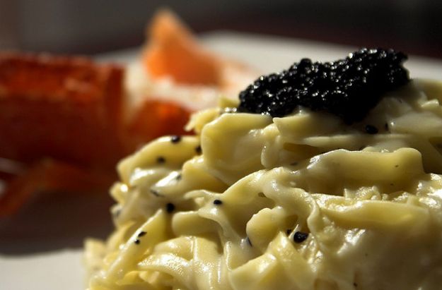 tagliatelle con panna acida e caviale