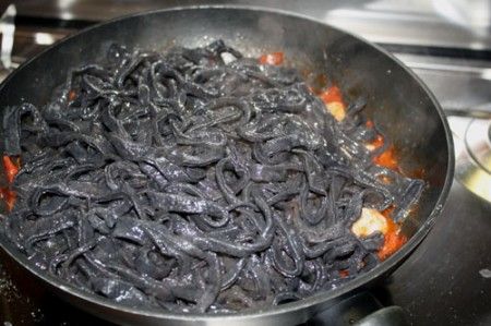 tagliatelle nere gamberi pomodorini 01