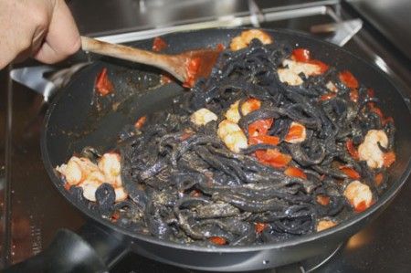 tagliatelle nere gamberi pomodorini 01