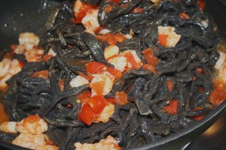 tagliatelle nere gamberi pomodorini 01