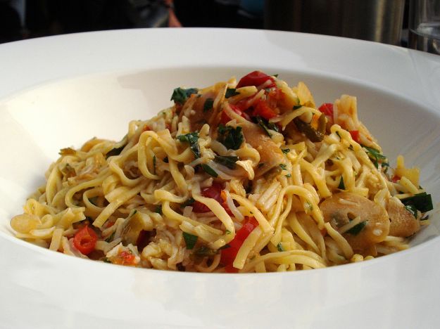 Ricetta dei tagliolini con triglie, pomodorini, olive e prezzemolo