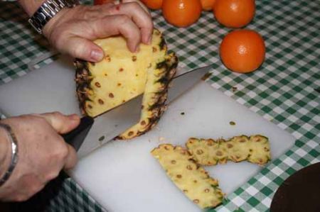 tagliate la scorza dell’ananas