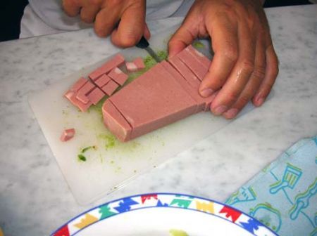 tagliate la mortadella a pezzetti