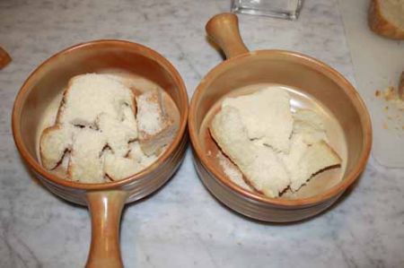 mettete il pane in 4 terrine