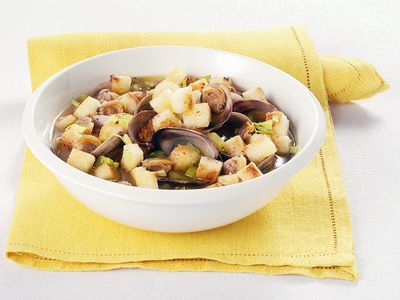 zuppa di vongole con crostini di polenta bianca