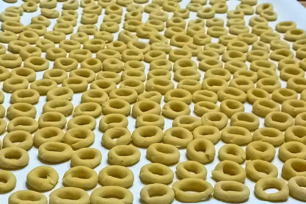 gli anellini fatti in casa per la pasta alla pecorara