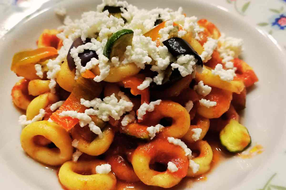 piatto di pasta alla pecorara abruzzese con gli anellini e il sugo di verdure e ricotta di pecora