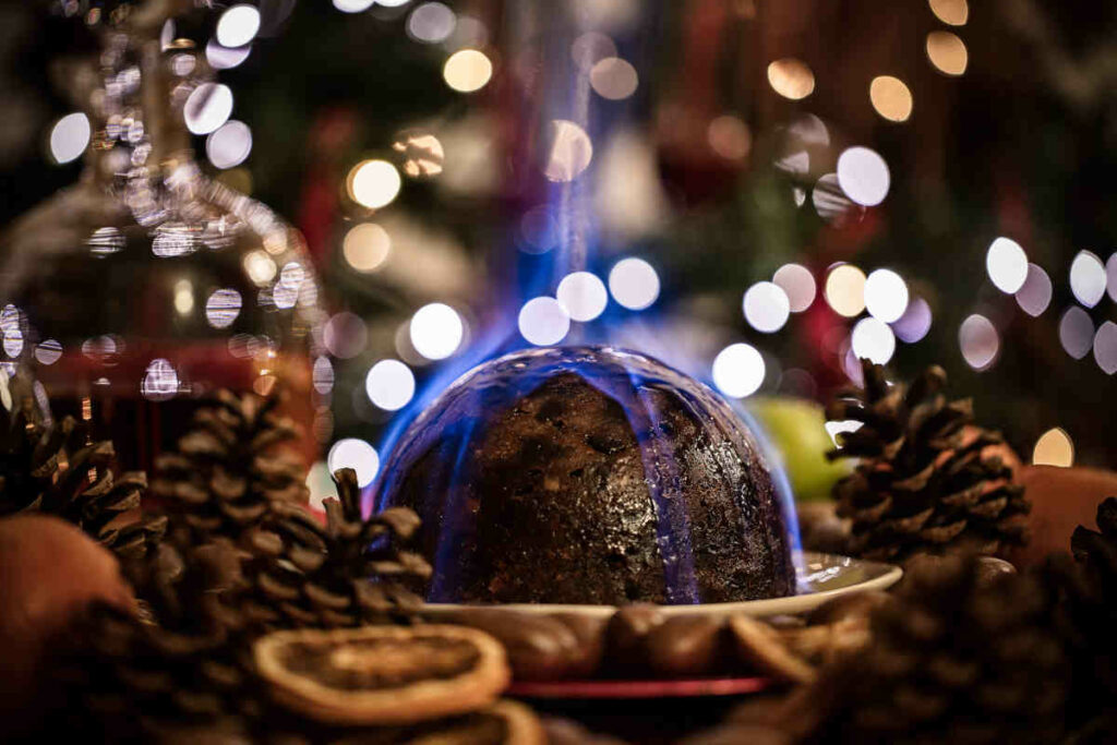 tavola di natale con il budino inglese christmas pudding flambe