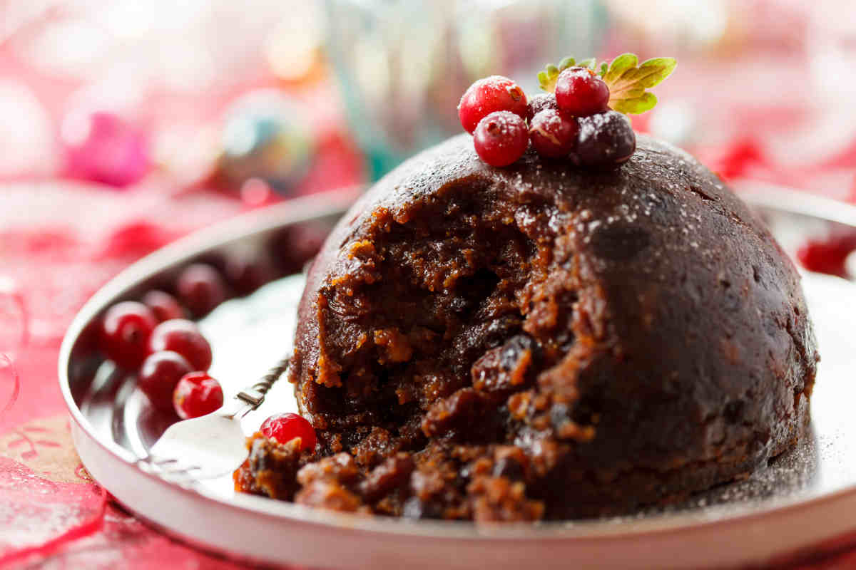 vassoio con al centro un christmas pudding, dolce inglese di natale