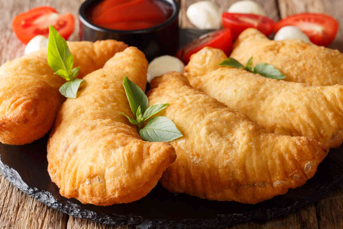 Panzerotti fritti con prosciutto e mozzarella