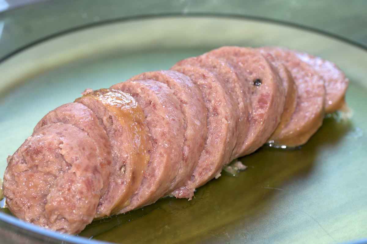 piatto con cotechino a fette