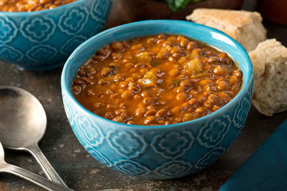 Ciotola turchese con all'interno una zuppa di lenticchie fumante