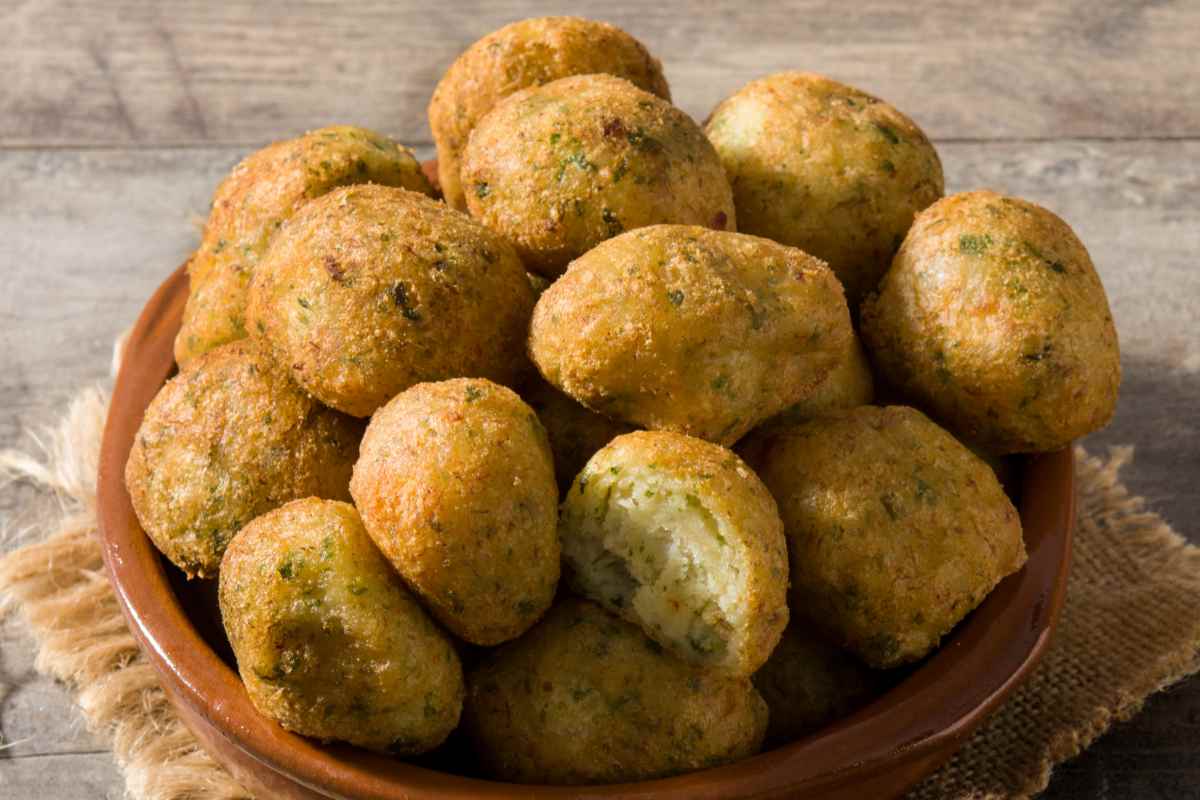 Frittelle di alghe in un vassoio