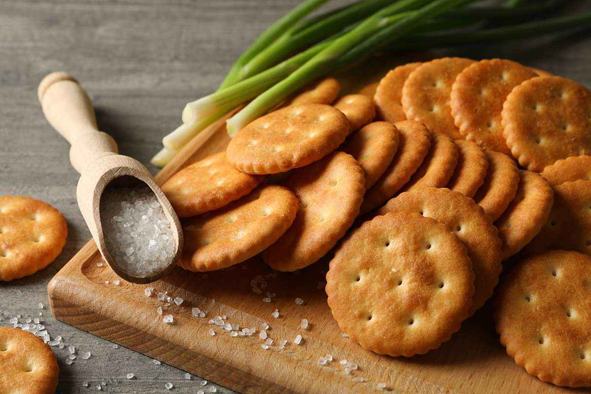 Crackers salati su di un tagliere di legno