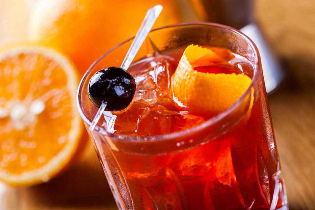 Bicchiere con negroni cocktail