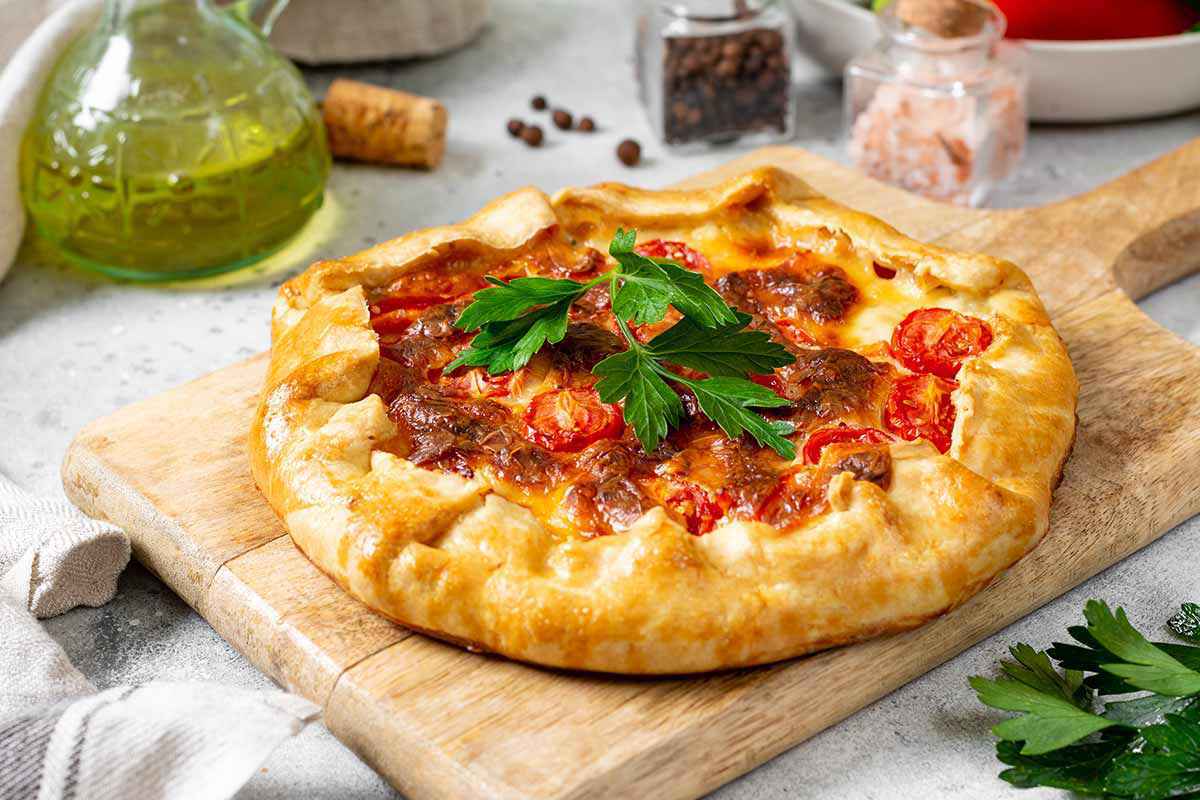 Torta rustica al pomodoro realizzata con l'impasto della pasta brisè