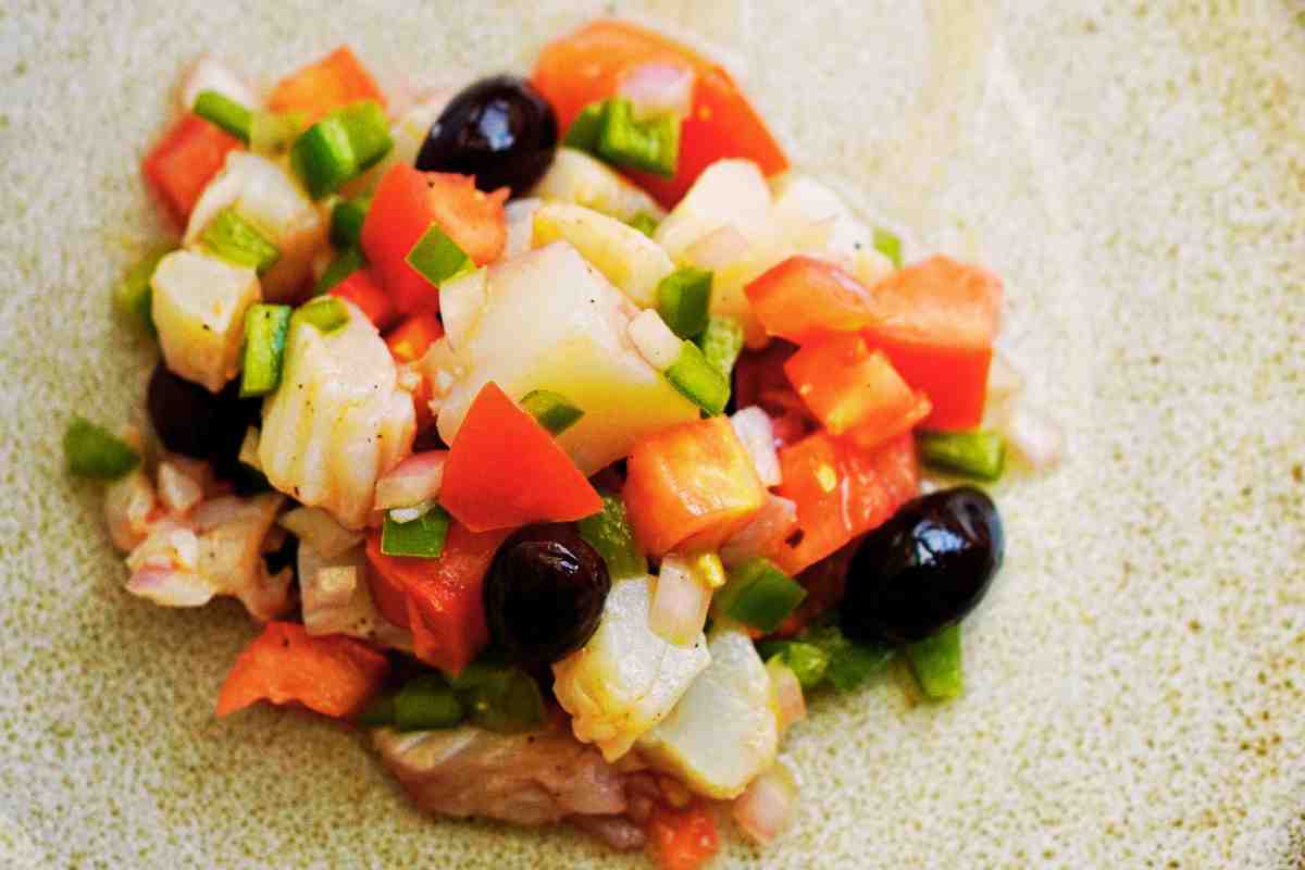 piatto con catalana di merluzzo insalata visto dall'alto