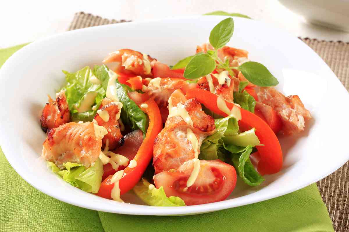 Insalata di pomodori e salmone condita con maionese