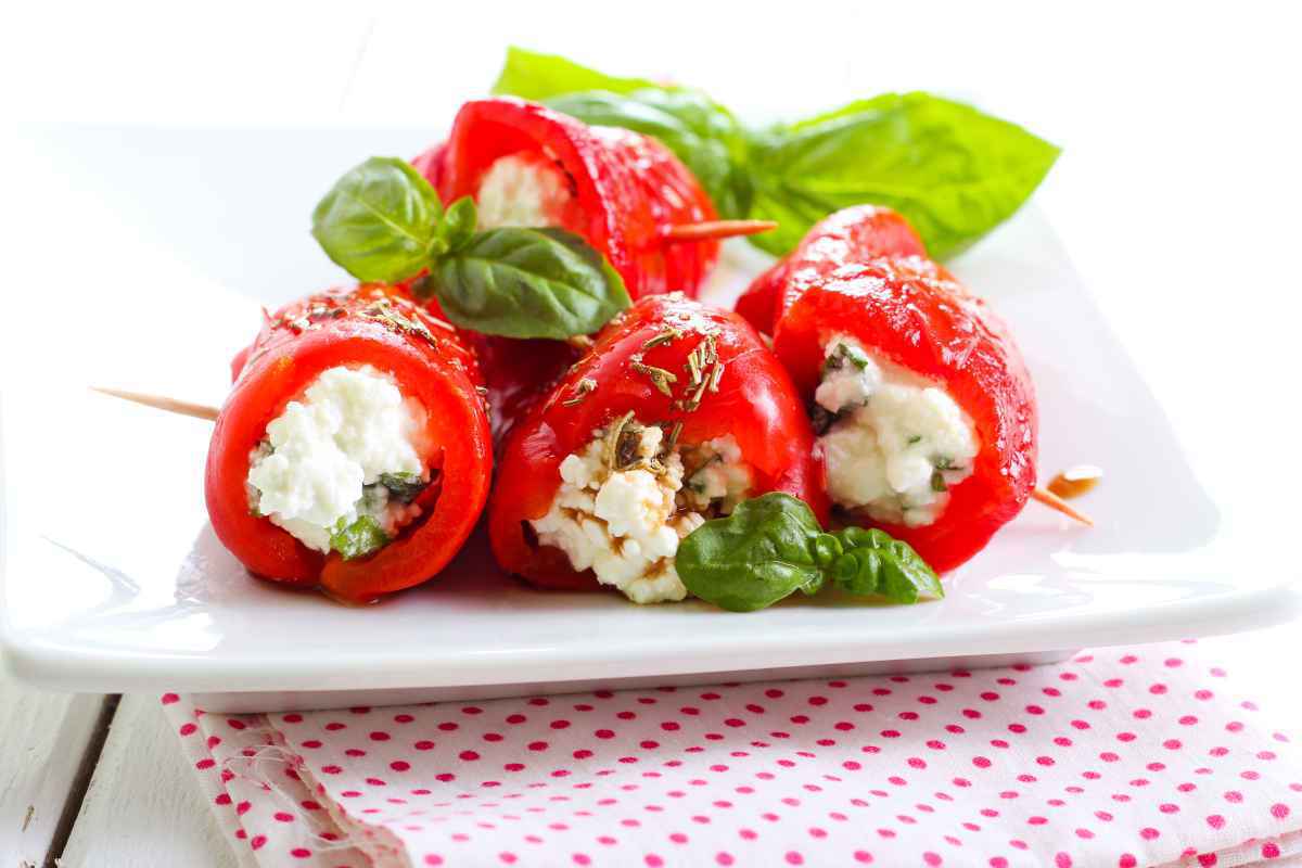 piatto da portata con involtini di peperoni con ricotta