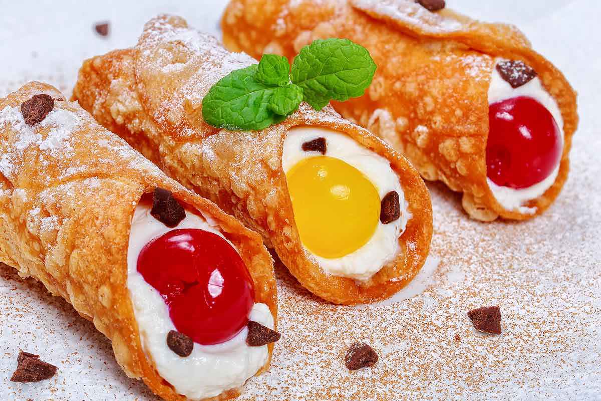 Cannoli siciliani con ricotta e gocce di cioccolato