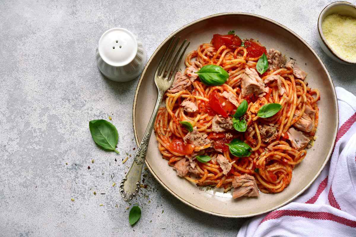 piatto con pasta condita con ragu di tonno