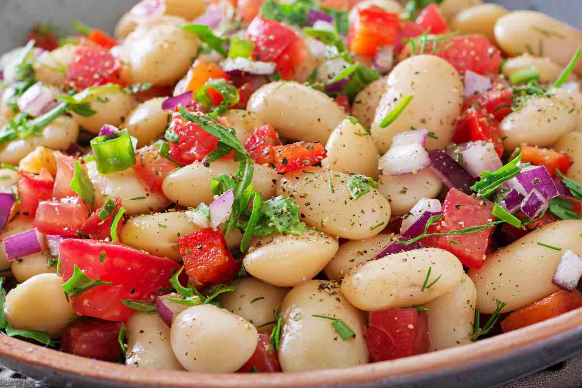 Insalata di cannellini e pomodori in una ciotola