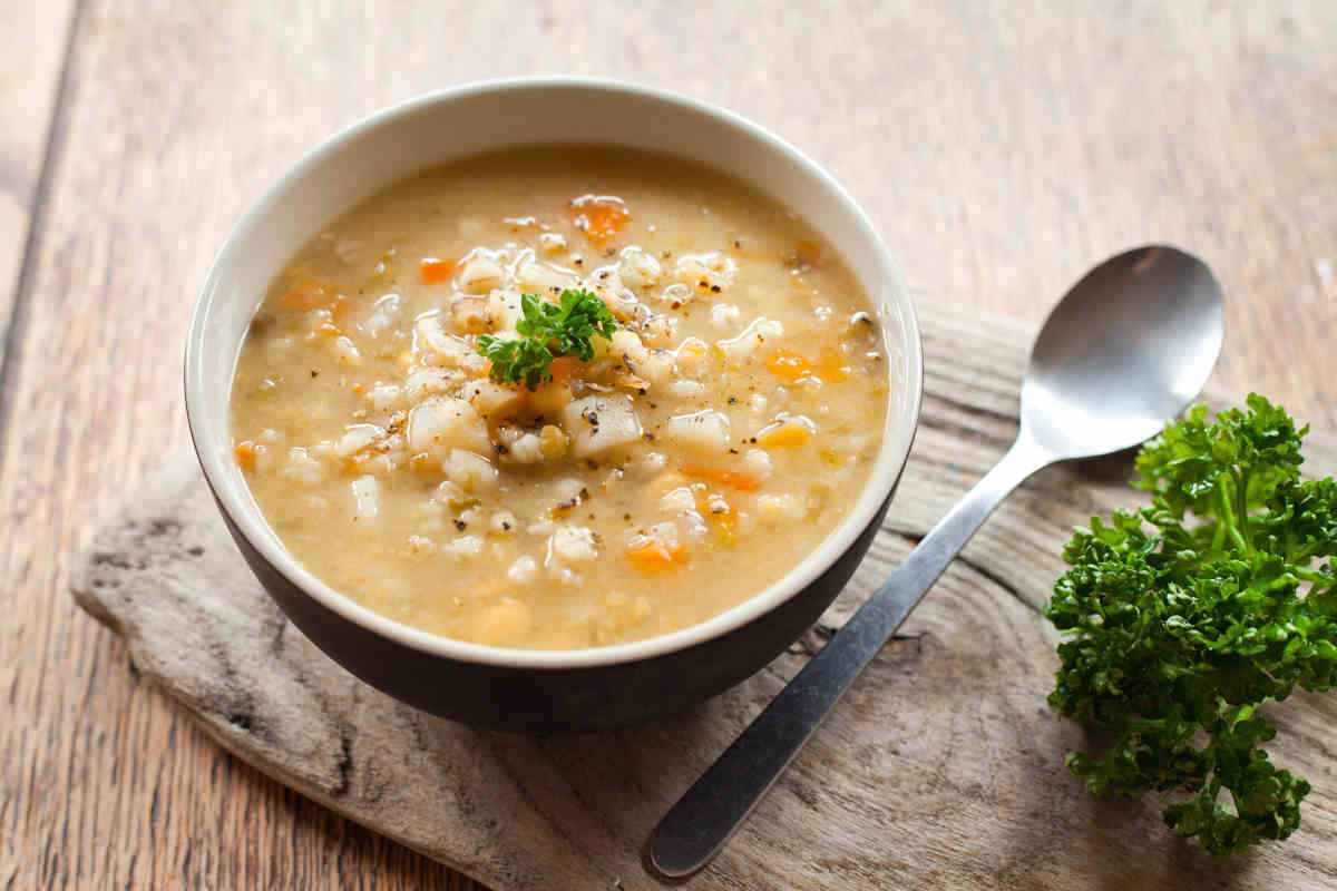 Minestrone con verdure e orzo perlato