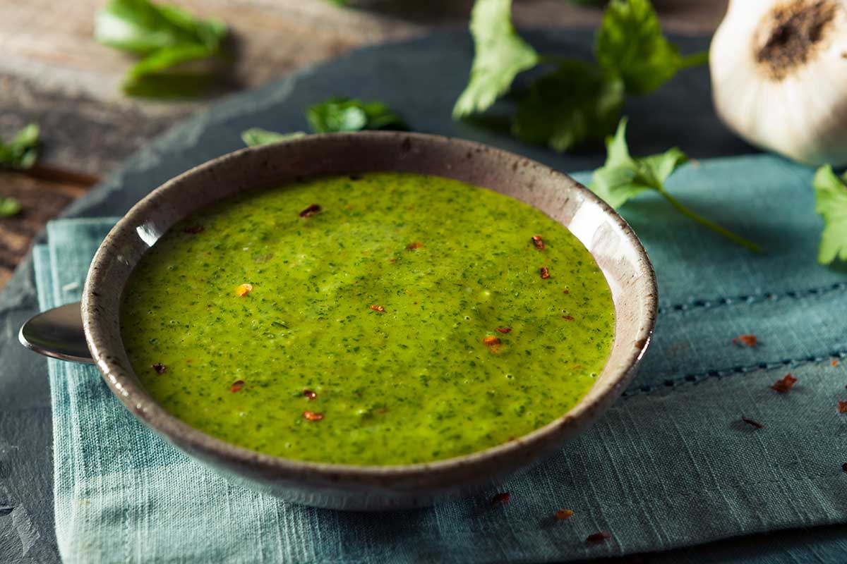 Ciotola con all'interno della salsa verde piccante fatta con il prezzemolo