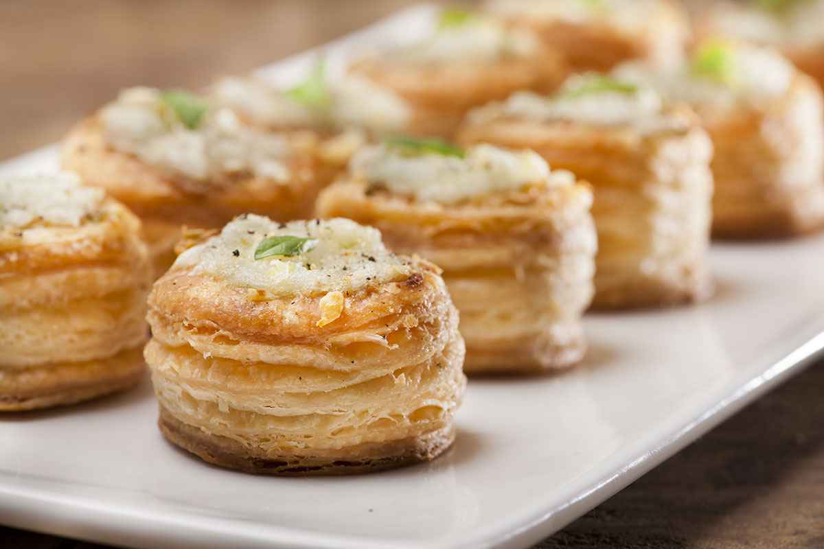 Vassoio di antipasti con vol-au-vent fonduta