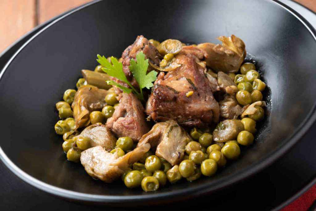 agnello con carciofi e piselli