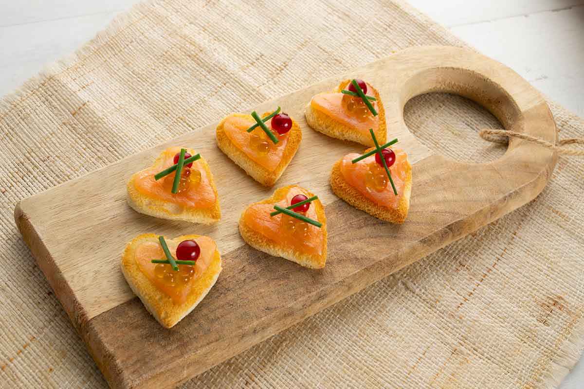 Crostini a forma di cuore con salmone affumicato