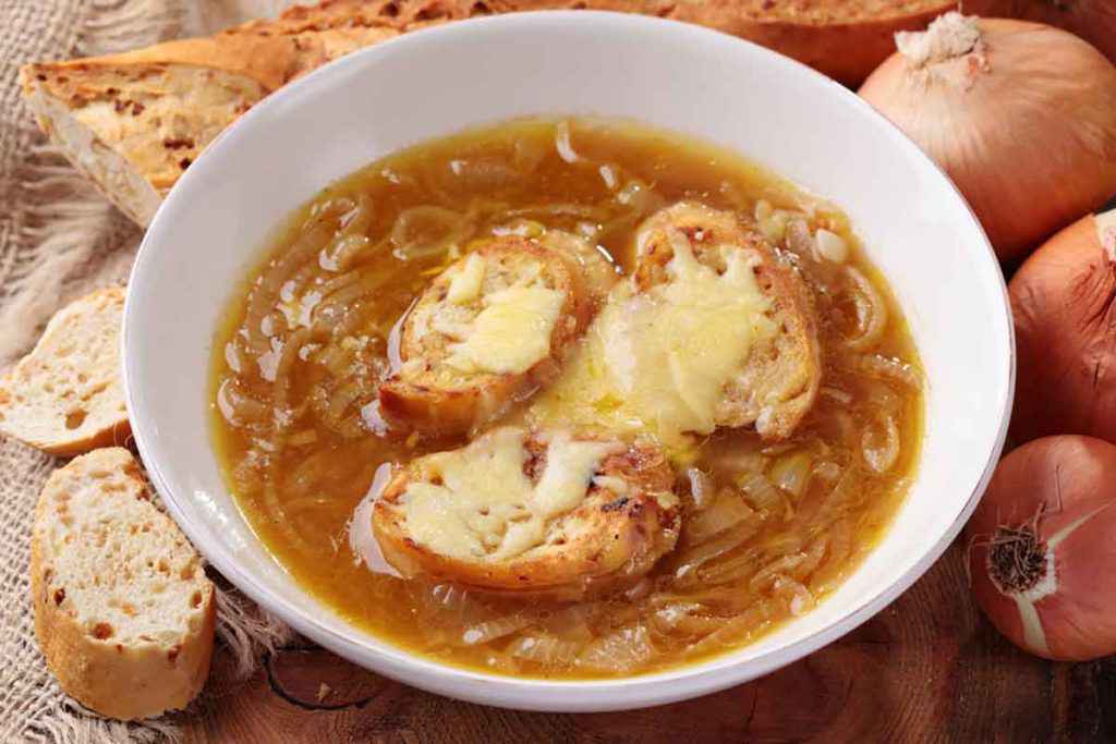 Scodella con cipollata umbra, formaggio e pane abbrustolito