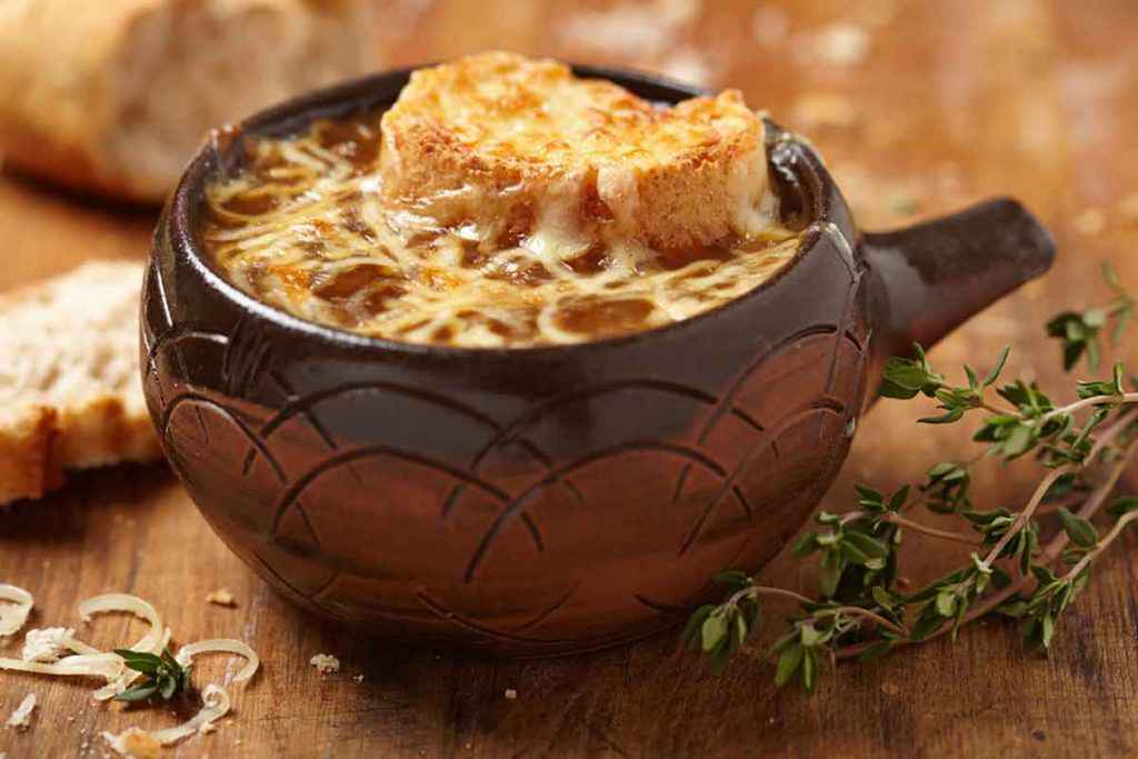 Zuppa di cipolle con pane abbrustolito