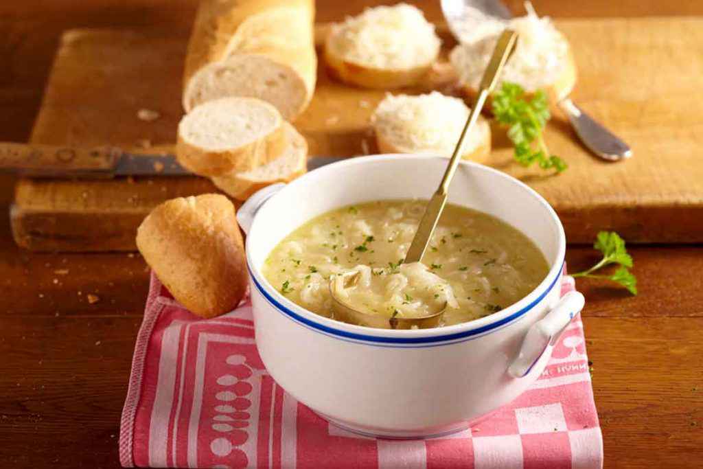 Zuppa di cipolle napoletana con uova